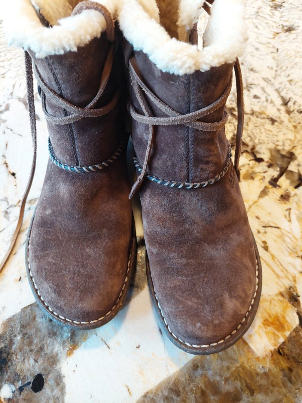 UGG Cove Brn Suede Shearling ankle boots size 10